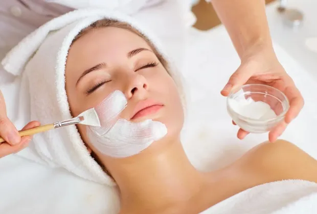 Đắp Mặt Nạ Vàng 24K – Liệu Pháp Trẻ Hóa Da Đẳng Cấp Hoàng Gia Cho Phái Đẹp